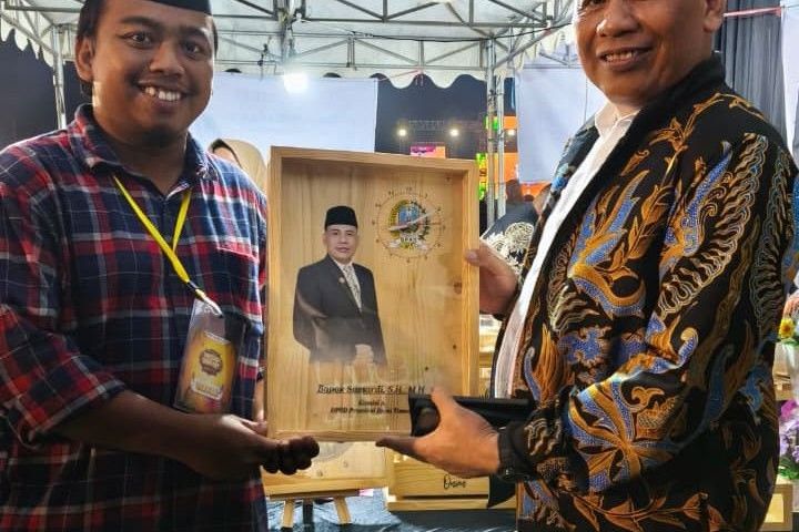 Kreasi Kayu Limbah Mencuri Perhatian Cak Sumardi di Pasar Rakyat Ngoro Jombang