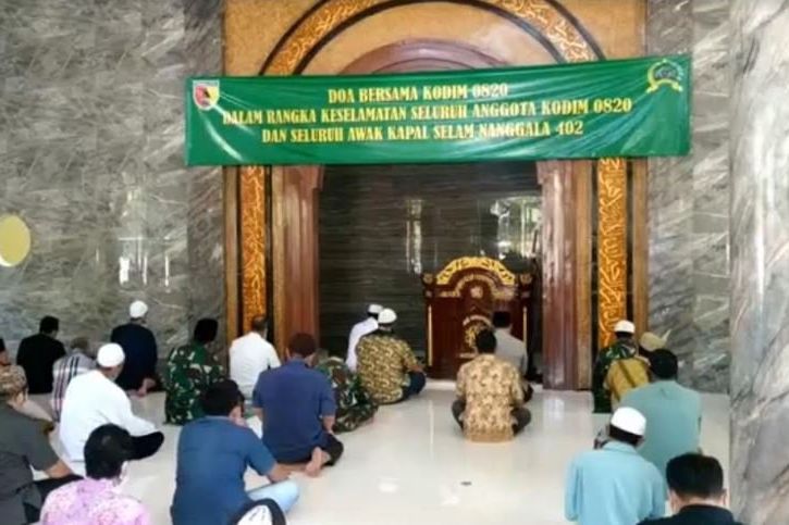 Jemaah Masjid Kodim Probolinggo Gelar Doa dan Salat Hajat untuk Pencarian KRI Nanggala 402