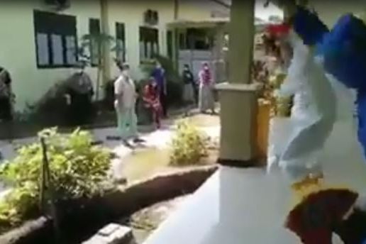 Terapi Penyembuhan Pasien Covid-19, Nakes Ajak Joget <em>Jaran</em> <em>Kepang</em>
 