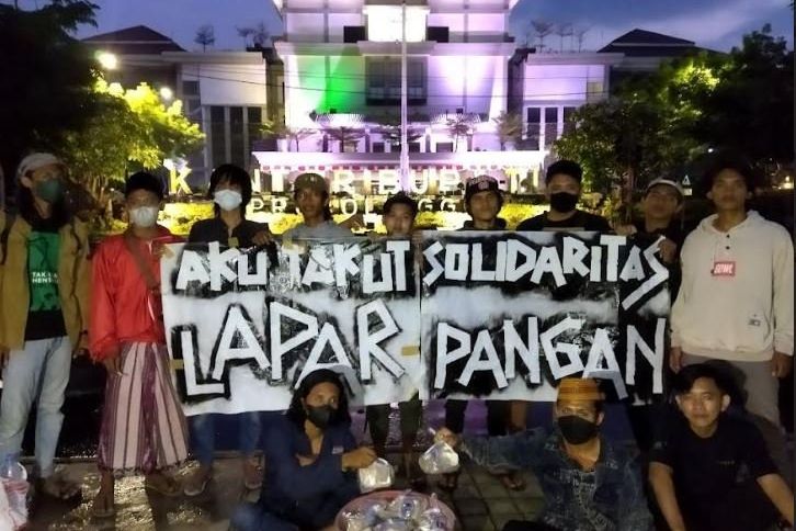 Pemuda Probolinggo Kritik Korupsi Hasan-Tantri dengan Nasi Bungkus