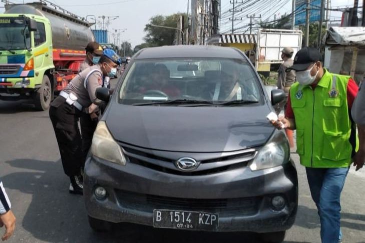 Petugas Razia di Exit Tol Manyar Gresik, Kendaraan Selain Pelat W Putar Balik
