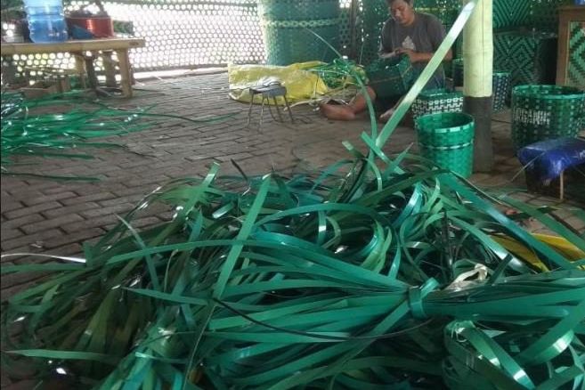 Omzet Perajin Anyaman Tali Plastik di Probolinggo Menurun selama PPKM