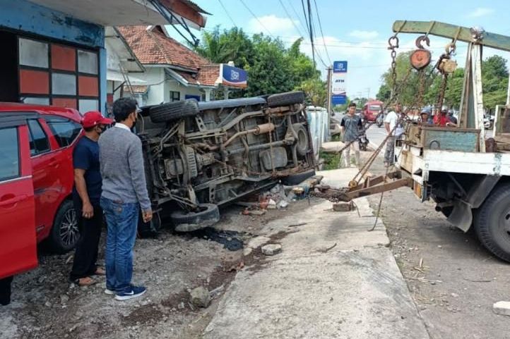 Tabrakan Beruntun di Jalur Pantura Probolinggo, Dua Mobil Hantam Warung
