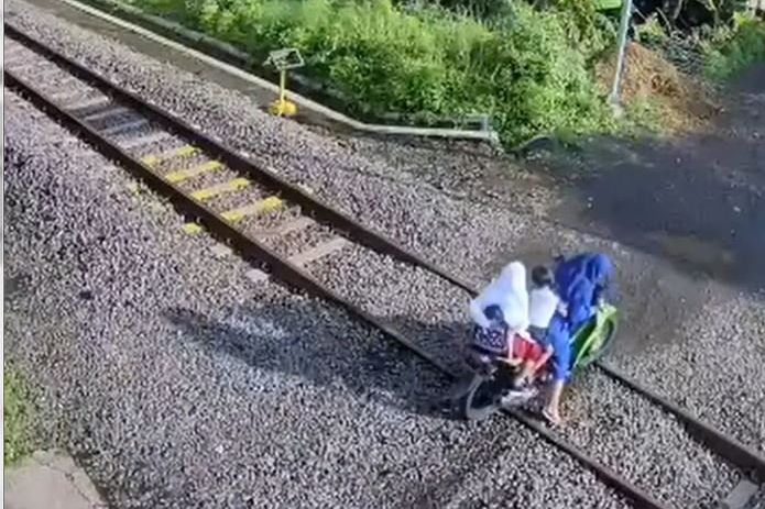 Viral Ibu Bonceng Dua Anak Nyaris Tertabrak KA Logawa