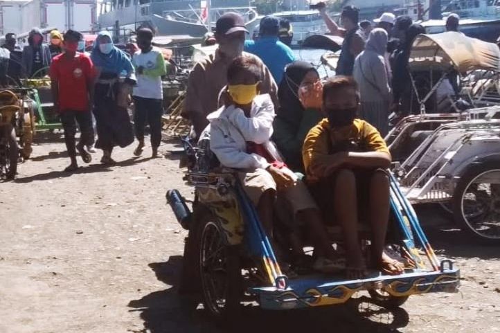 Belanja Kebutuhan Lebaran dalam Tradisi <em>Petolekoran</em>, Warga Gili Ketapang Probolinggo Dites Usap