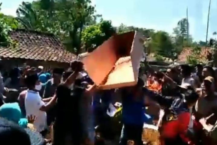 Lagi, Warga Probolinggo Bongkar Paksa Peti Jenazah Pasien Covid-19