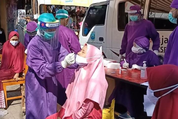 Lolos Penyekatan di Suramadu, Belasan Warga Madura Dites Antigen di Probolinggo