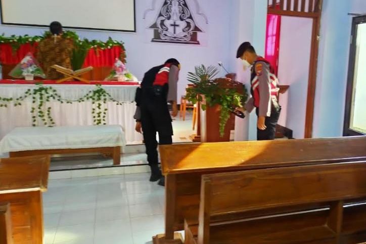 Menjelang Paskah, Aparat Keamanan Sterilisasi Gereja di Probolinggo