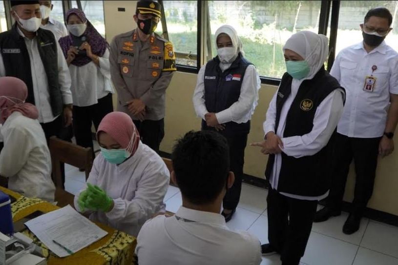 Cek Vaksinasi Siswa SMK, Khofifah Berharap Kasus Covid Turun dan Siswa Tatap Muka
