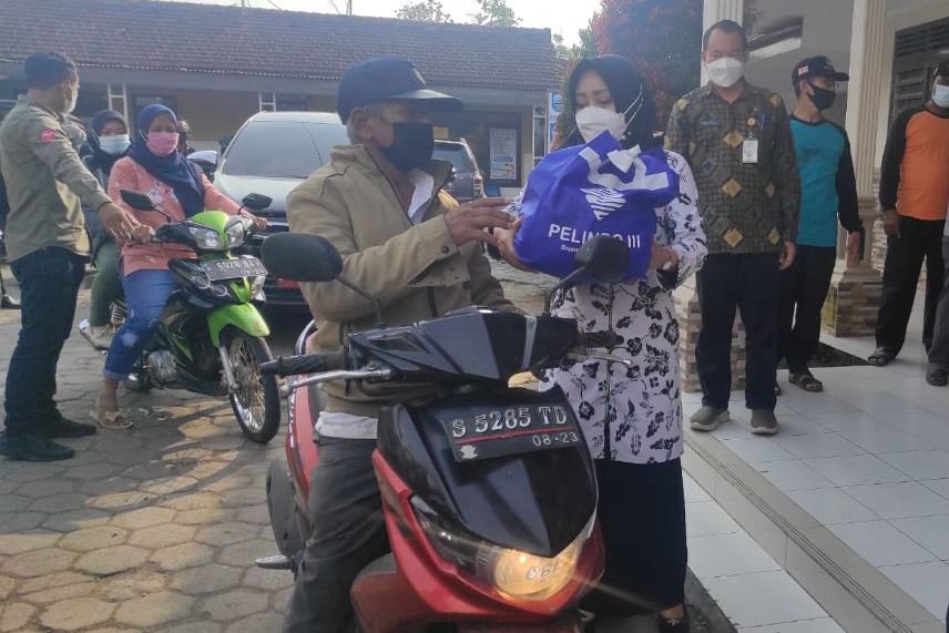 Pemkab Mojokerto Bagi Sembako CSR ke Pelaku Usaha dan PKL Wisata