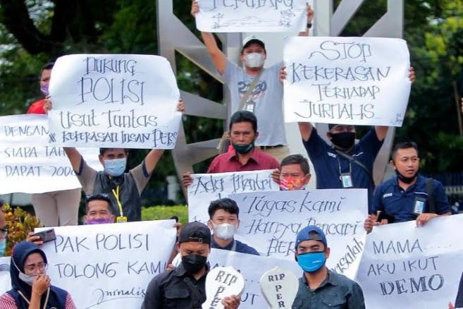 Kecam Penganiayaan Jurnalis Tempo, Wartawan Probolinggo Beri “Batu Nisan” ke Polisi
