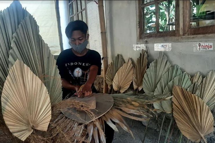 Manfaatkan Marketplace, Jual Kreasi Dekorasi Daun Kering