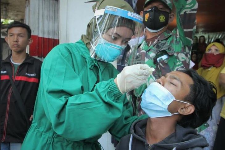 Razia Prokes Menjelang Lebaran, Antrean Pembeli di Pusat Belanja Ditertibkan