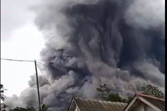 Gunung Semeru Kembali Erupsi, Luncuran Awan Panas Capai 4,5 Kilometer