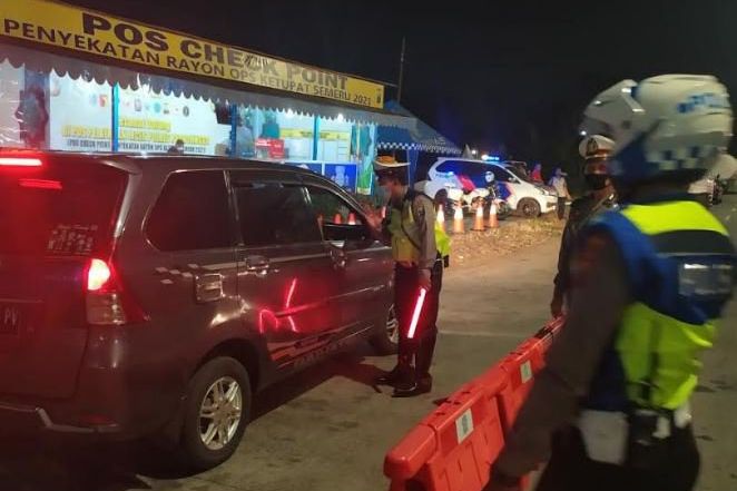 Melintas di Probolinggo, Puluhan Kendaraan Pemudik Dipaksa Putar Balik