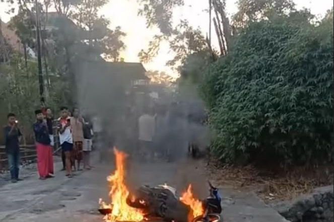 Tepergok Curi Uang Kotak Amal Masjid, Motor Pelaku Dibakar