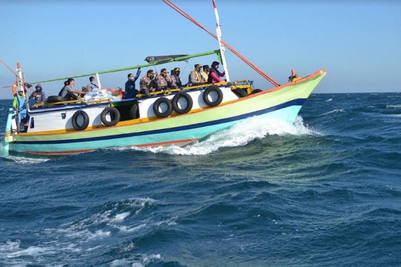 Arungi Lautan, Polresta Probolinggo Salurkan Beras ke Pulau Gili Ketapang
