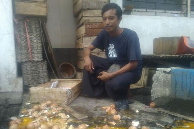 Puluhan Telur Pecah saat Razia Satpol PP, Pedagang di Probolinggo Minta Ganti Rugi