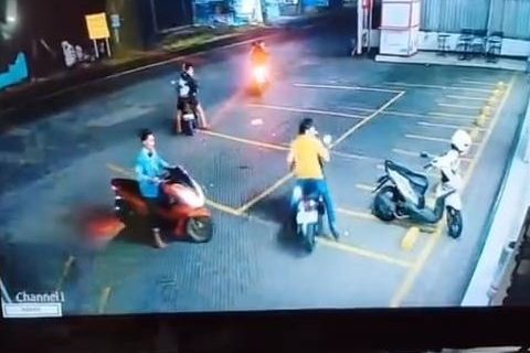 CCTV Jadi Petunjuk, Polisi Buru Pelaku Curanmor di Minimarket Jombang