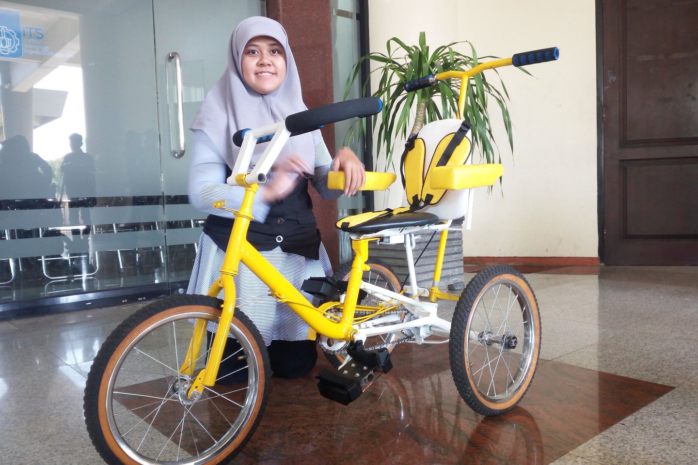 Mahasiswi ITS Ciptakan Sepeda Penderita Cerebral Palsy