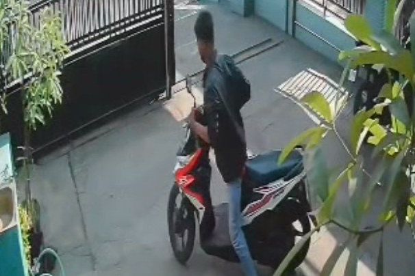 Motor Perawat Dicuri, Aksi Dua Pria di Klinik Kesehatan Terekam CCTV