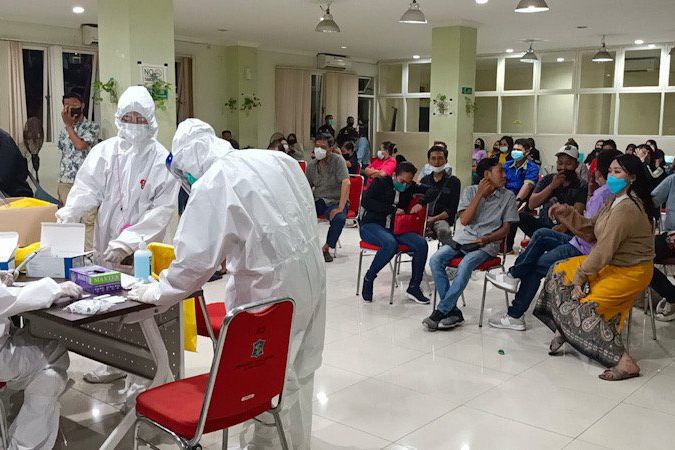 Razia RHU, Linmas Surabaya Larang Wartawan Ambil Gambar Hasil Operasi