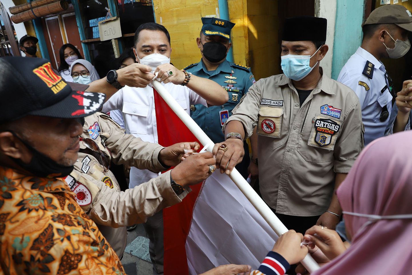 Sambut HUT RI ke-77, Warga Surabaya Dapat Bendera Merah Putih Gratis
