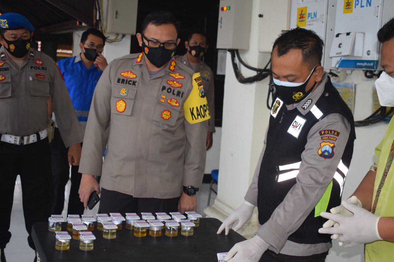 Cegah Penyalagunaan Narkoba, 200 Polisi di Bondowoso Jalani Tes Urine