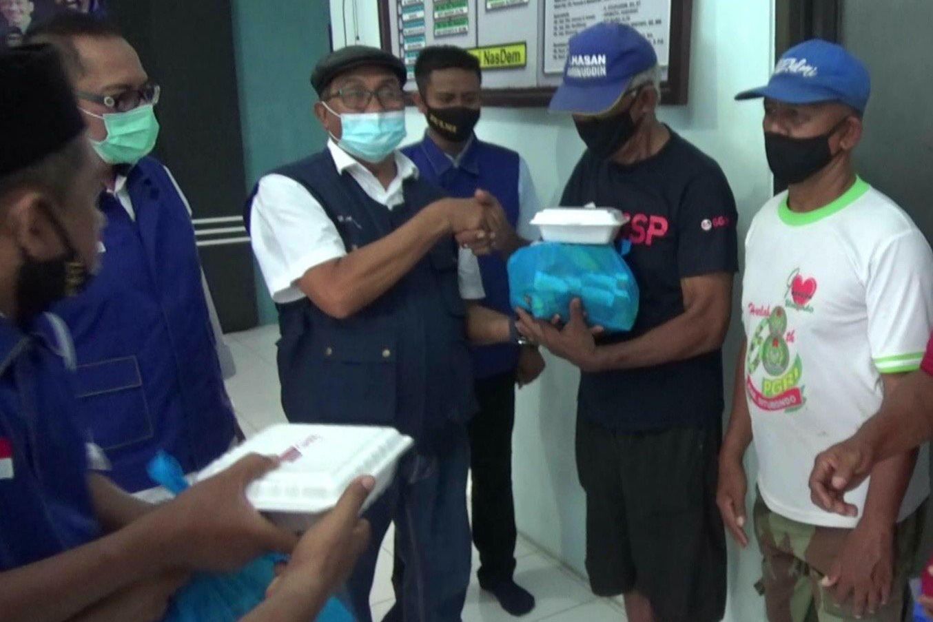 DPD NasDem Probolinggo Bagikan 99 Paket Sembako ke Tukang Becak dan Dhuafa