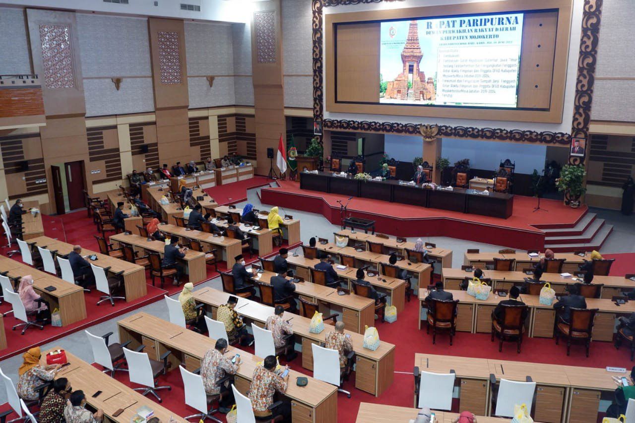 Bupati Mojokerto Hadiri Rapat Paripurna Pengangkatan PAW Pimpinan dan Anggota DPRD