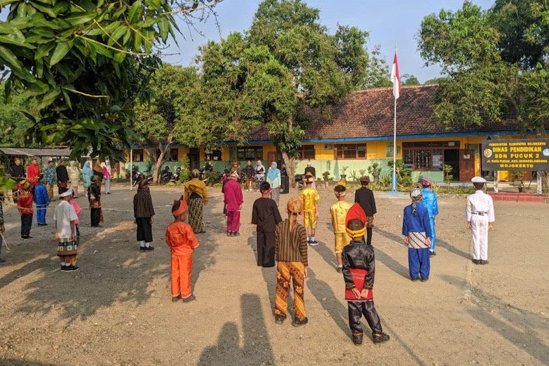 Kenakan Baju Adat, 45 Siswa SDN di Pelosok Mojokerto Peringati Harlah Pancasila 