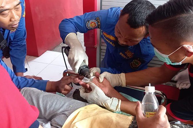 Petugas Damkar Kota Mojokerto Evakuasi Cincin di Jari Lansia