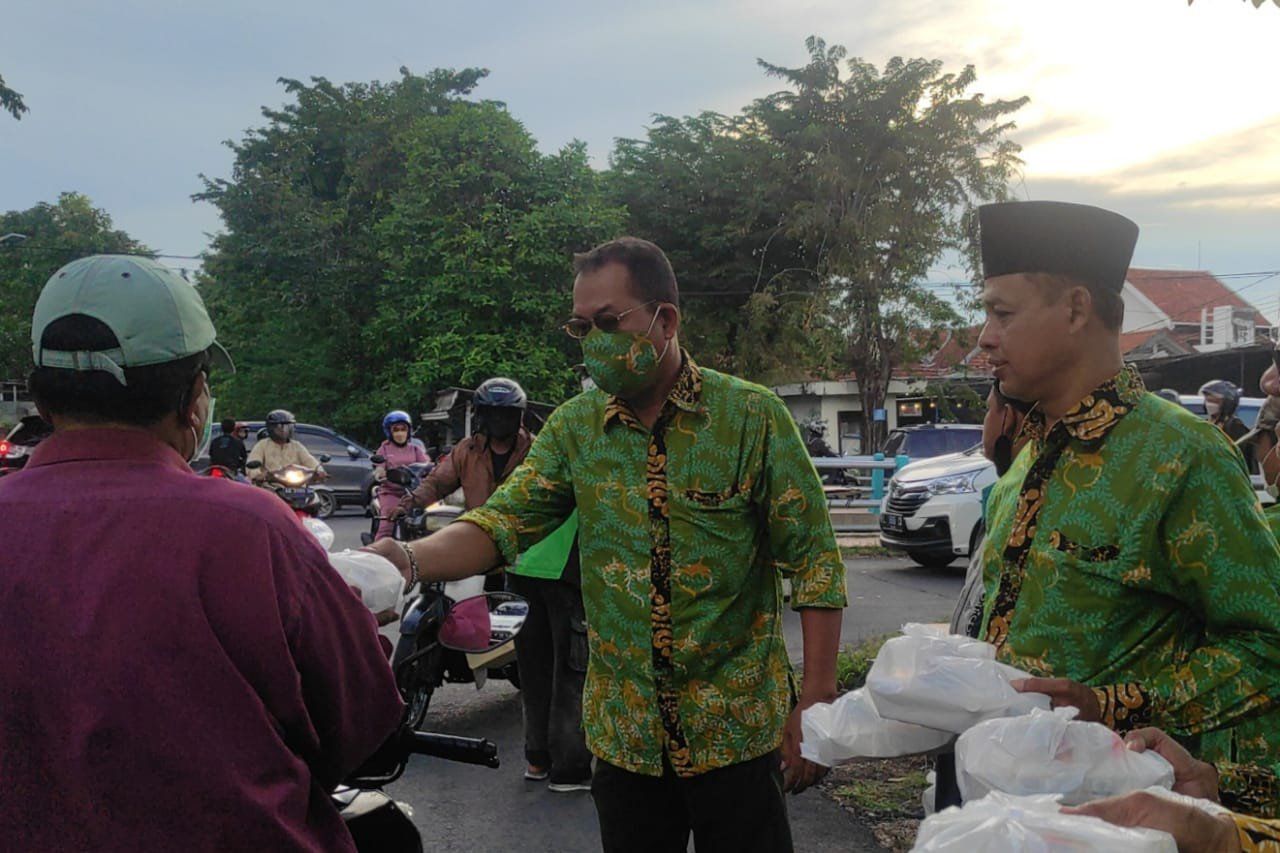 Sambut HUT Kota Surabaya, LPMK Medokan Ayu Bagikan 729 Takjil