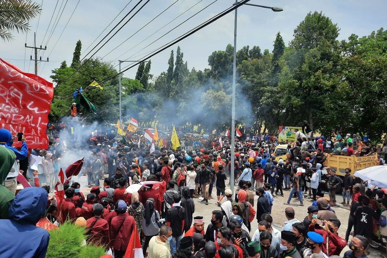 Demo Mahasiswa Tolak UU Cipta Kerja di Probolinggo Ricuh