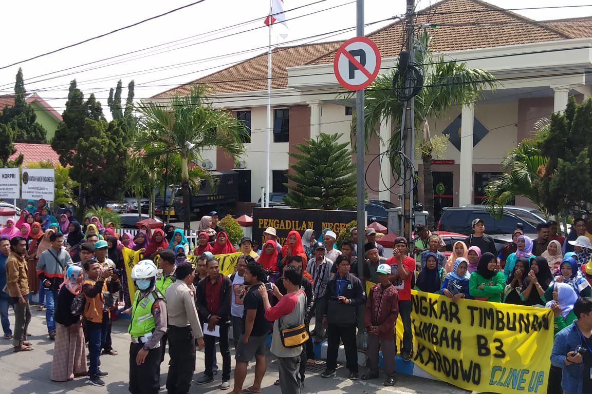 Demo di Pengadilan, Warga Mojokerto Minta PT PRIA Tidak Timbun Limbah B3