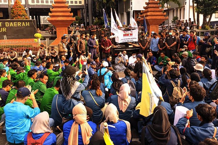 Duduki Gedung DPRD Jatim, BEM SI Jatim Demo Tuntut Transparansi Draft RKUHP