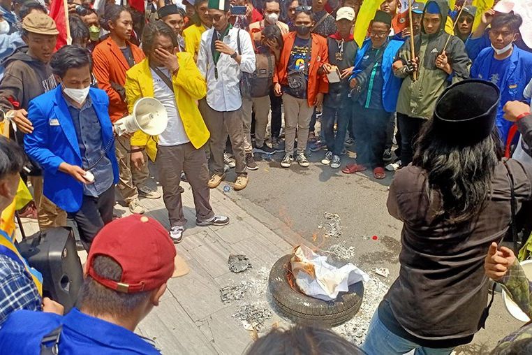 Tolak Kenaikan BBM, Mahasiswa Mojokerto Lakukan Aksi Bakar di Depan Gedung DPRD