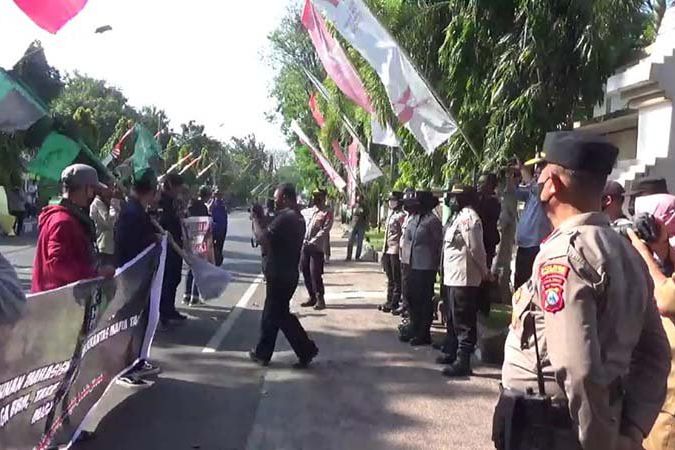 Tolak Kenaikan BBM dan Listrik, Mahasiswa Probolinggo 'Serbu' Kantor DPRD