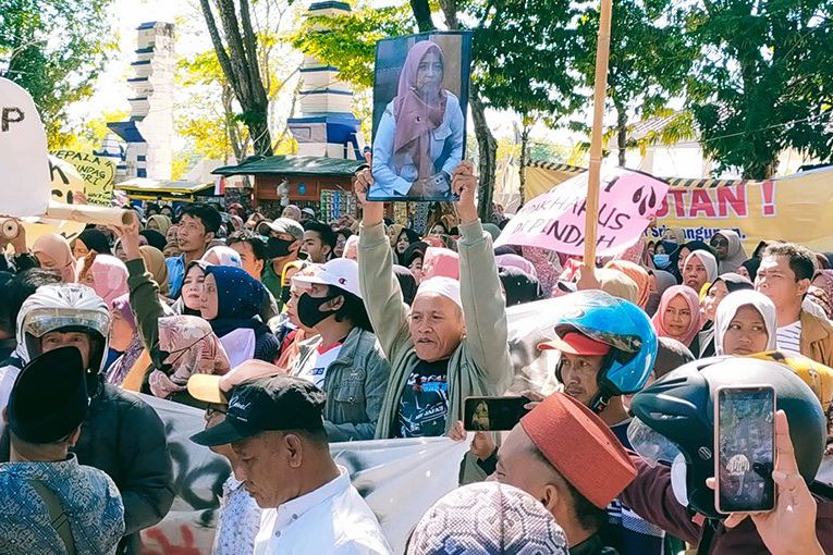 Tolak Relokasi Ratusan Pedagang Pasar Srimangunan Kepung Kantor DPRD Sampang