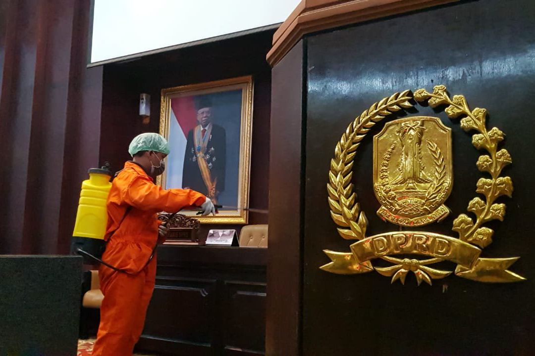 COVID-19, Gedung DPRD Jatim Disemprot Disinfektan