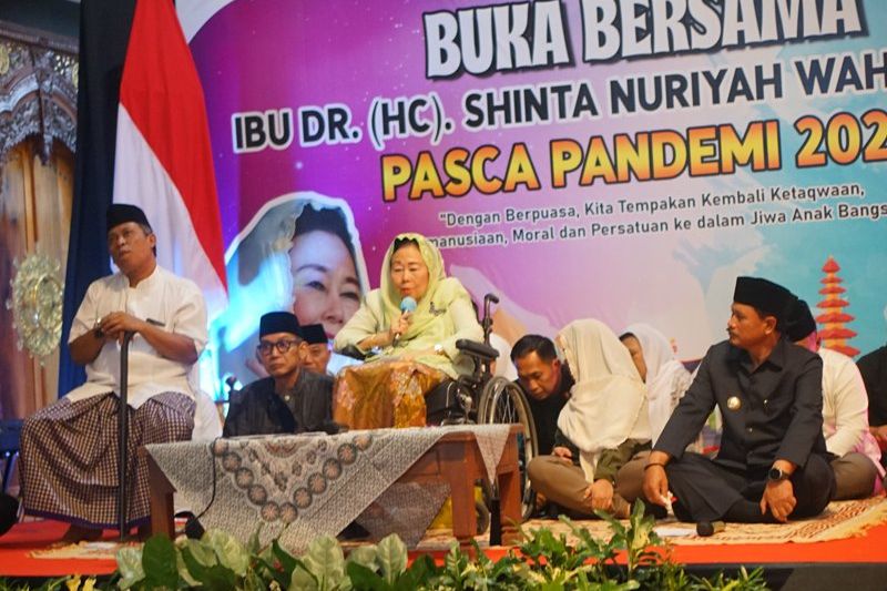 Jaga Warisan Gus Dur, Sinta Nuriyah Tetap Aktif Sahur dan Buka Bersama Keliling