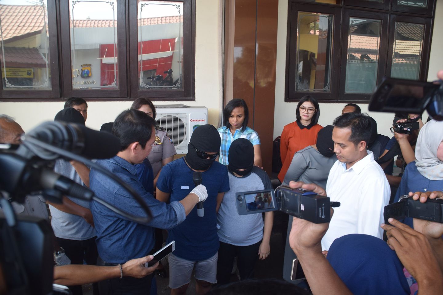 Istri Hamil Delapan Bulan Dijual untuk Swinger