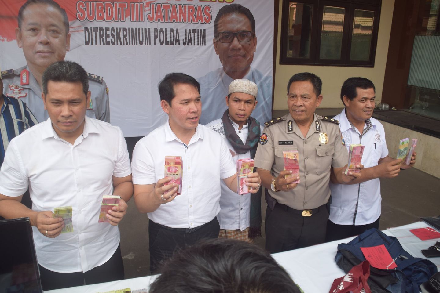 Gasak Uang Ratusan Juta Bermodal Baju Koko