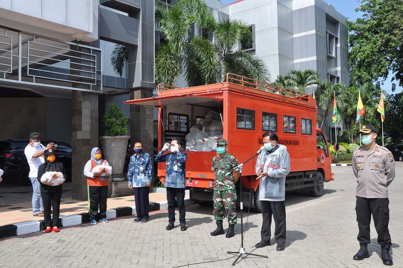 Atasi Dampak Covid, Pemkab Gresik Bagikan Sembako dan Bebaskan Retribusi Pasar