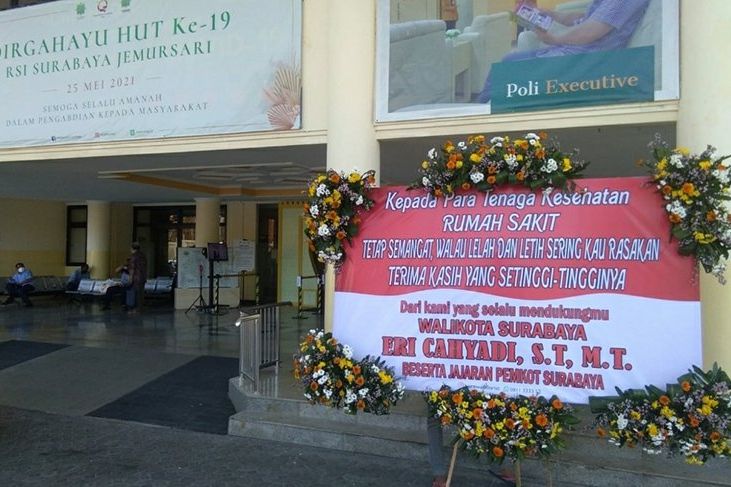Support Nakes, Karangan Bunga Sempat Hiasi Puskesmas dan Rumah Sakit se-Surabaya