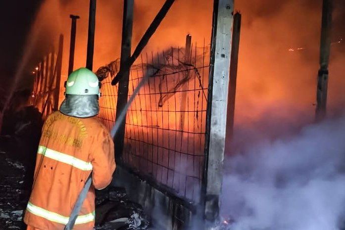 Kandang Ayam di Kemlagi Mojokerto Terbakar