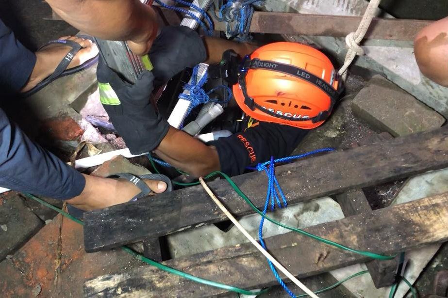 Dramatis, Perjuangan Damkar Mojokerto Selamatkan Anjing Tercebur ke Sumur Sedalam 8 Meter