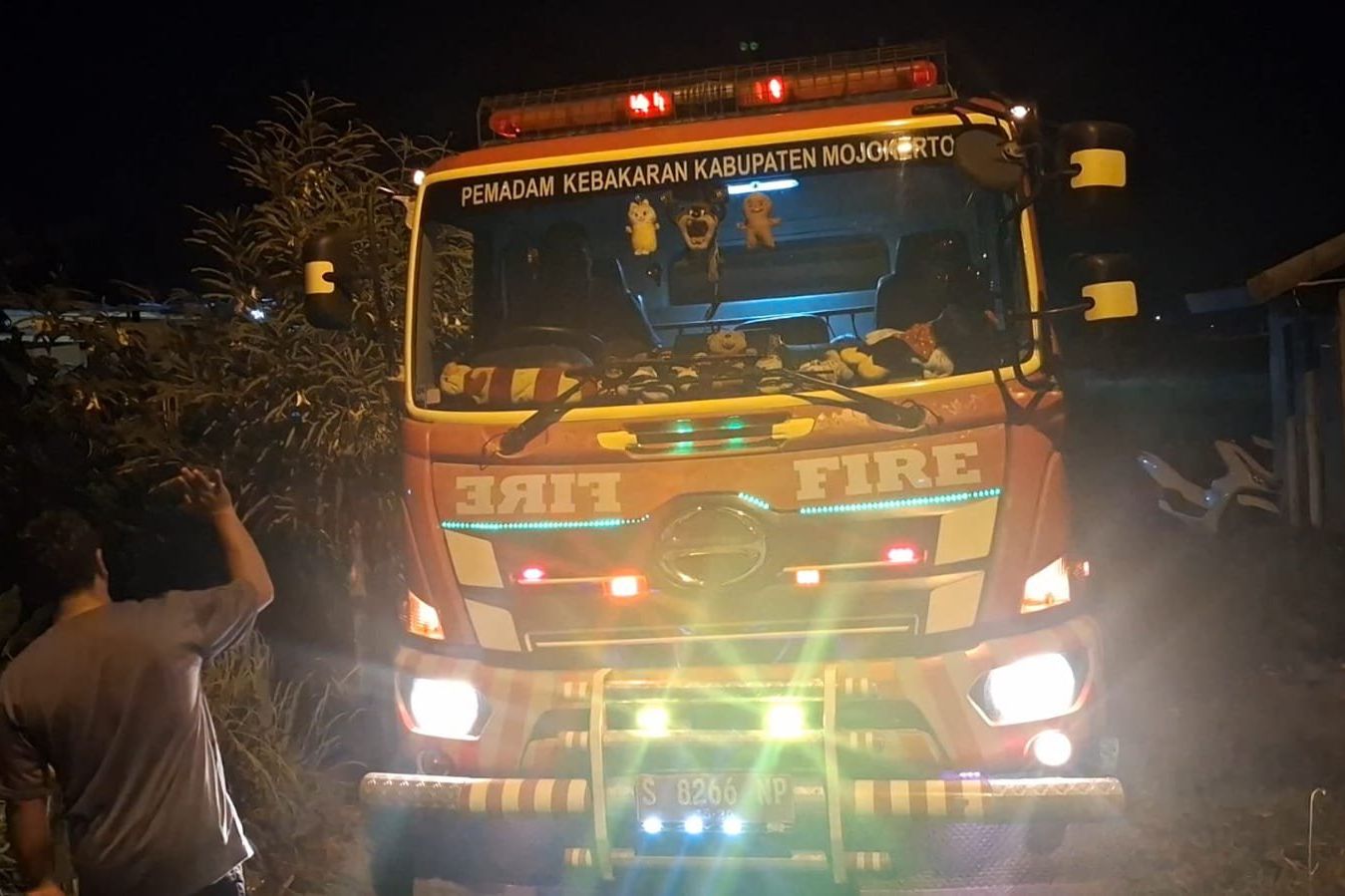Akses Jalan Terhalang Tenda Hajatan, Damkar Mojokerto Terobos Jalan Sawah