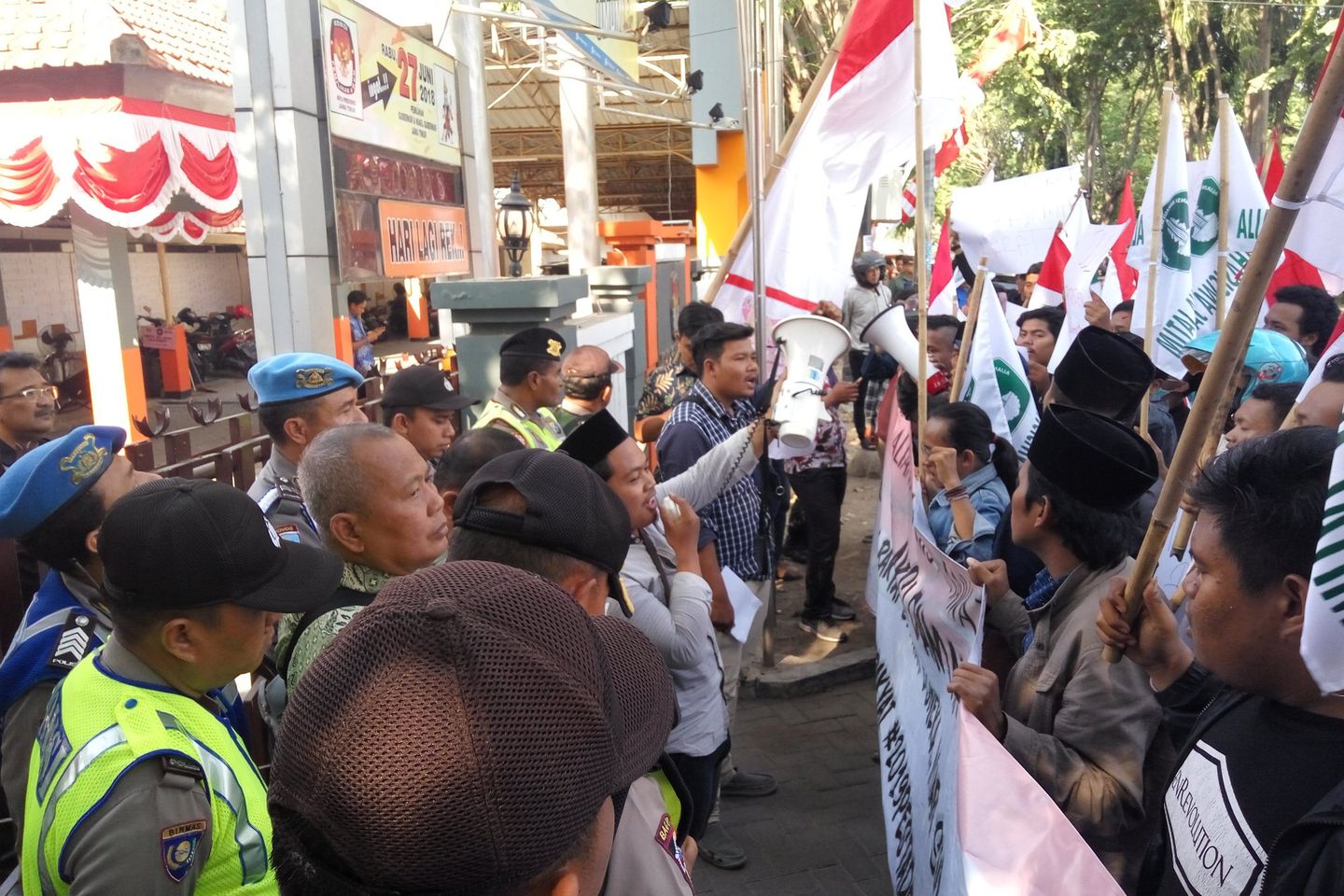 Aksi Tolak Perang Hastag di Depan KPU Jatim