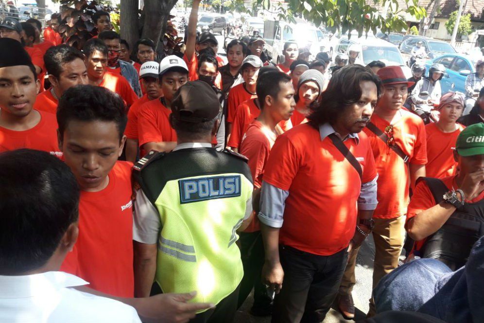 Massa Demo di Kantor Leasing ‘Jotosan’ Dengan Debt Colector